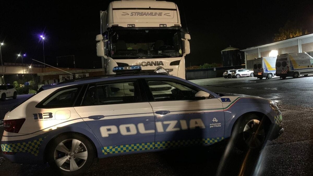 Trasportava 270 chili di hashish tra pomodori e carote, maxi sequestro della Polstrada di Orvieto. Orlando si congratula