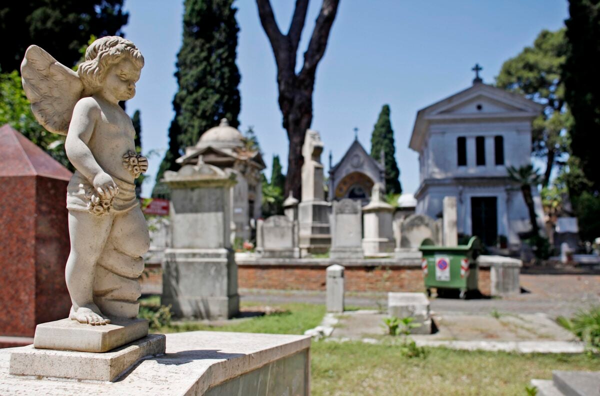 Umbria, riti satanici in un cimitero: denunciate tre persone