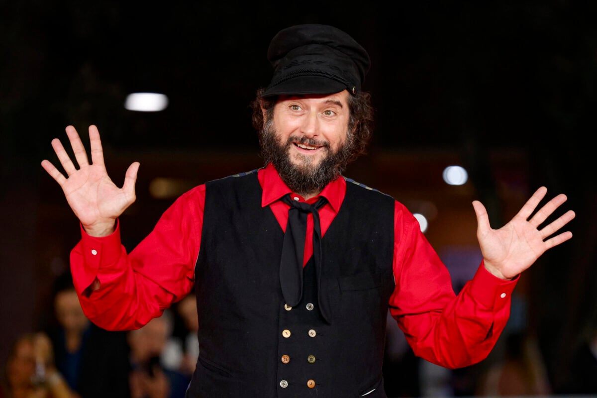 Vinicio Capossela in concerto a Perugia con il nuovo tour “Conciati per le feste”