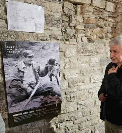 Inaugurata a Gubbio la mostra fotografica in bianco e nero sulla cerca e cava del tartufo