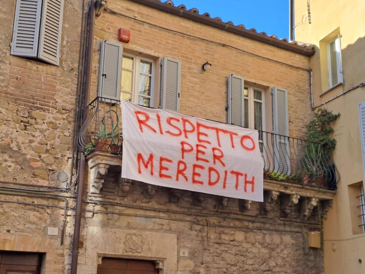 Rispetto per Meredith: il drappo a Perugia contro la serie tv