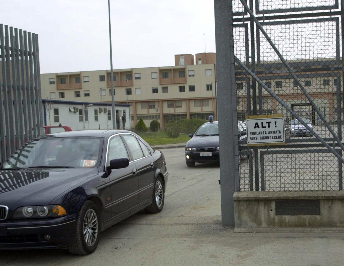 Terni: Drone con telefoni e denaro intercettato sopra il carcere, tre arresti