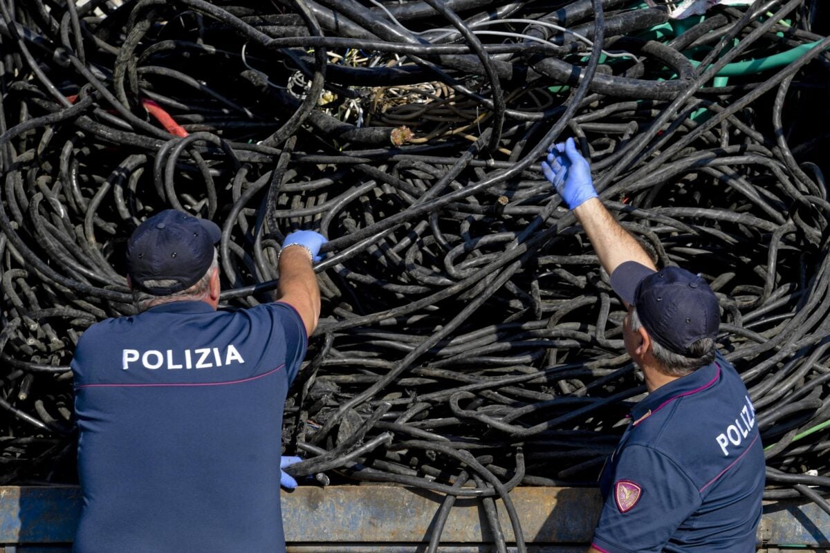 Furgone di ladri di rame si ribalta sull’A1: indagini in corso da parte della Polstrada