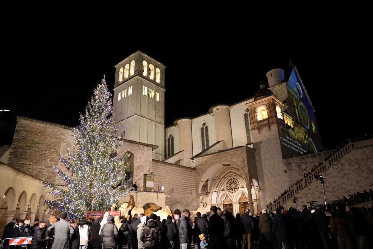 Assisi si accende con l'albero di Natale: presente anche Proietti