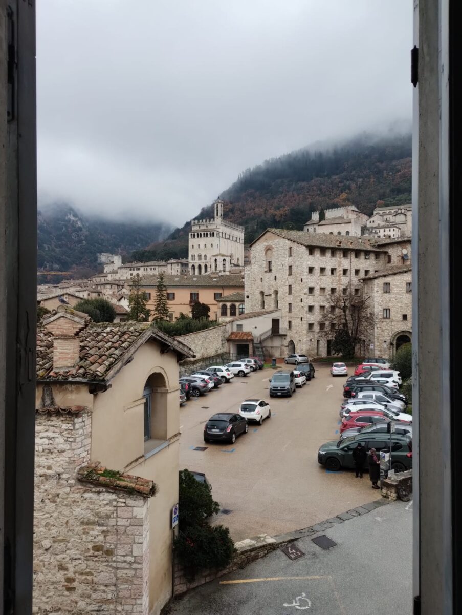 Le recenti restrizioni al traffico nel centro storico di Gubbio: una gestione controversa