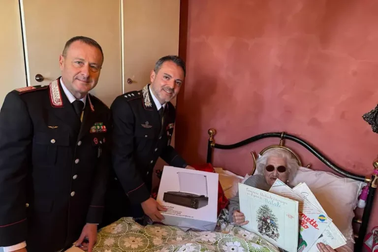 Carabinieri regalano giradischi e vinili d’epoca a un’anziana artista di Città di Castello