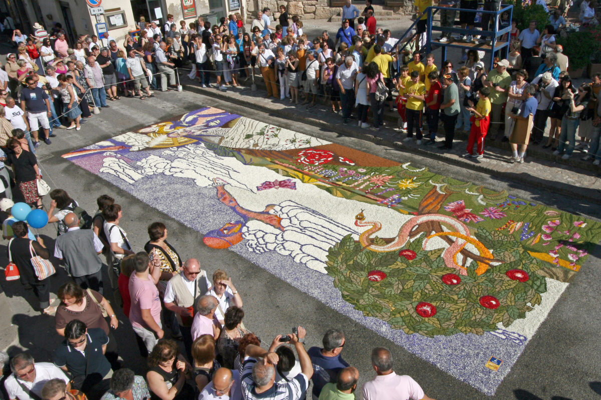 Le infiorate di Spello protagoniste del calendario fotografico "Maestri del petalo 2025" di Gianni Donati