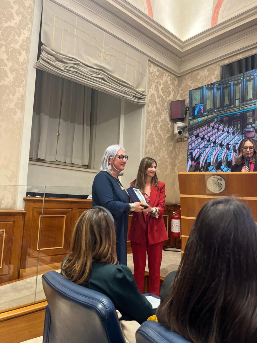 Antonella Catalano dirigente veterinaria dell'Usl Umbria 1 riceve il premio One Health Ambassador