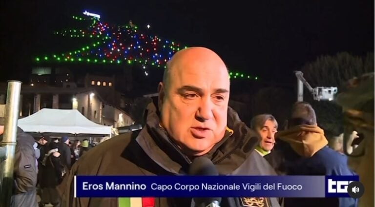 Il Comandante del Corpo dei VVFF e il Vescovo celebrano l'Albero di Natale più grande del mondo. Il servizio del TG1