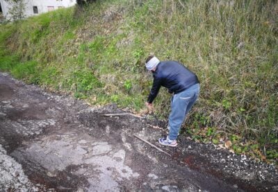 Il dissesto di Via Badia: la strada che conduce al cimitero, ormai impraticabile