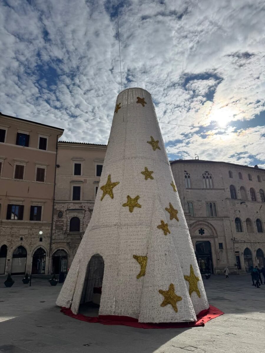 Perugia, albero di Natale ancora presente; Gentili (FI): "Sollecitiamo l'amministrazione a rimuoverlo"