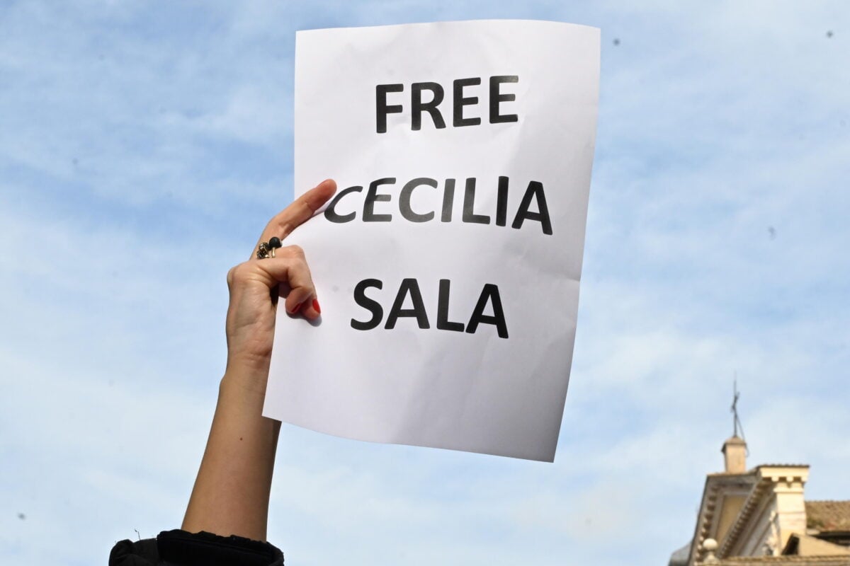 Gualdo Tadino, lo striscione su Cecilia Sala è un inno alla libertà