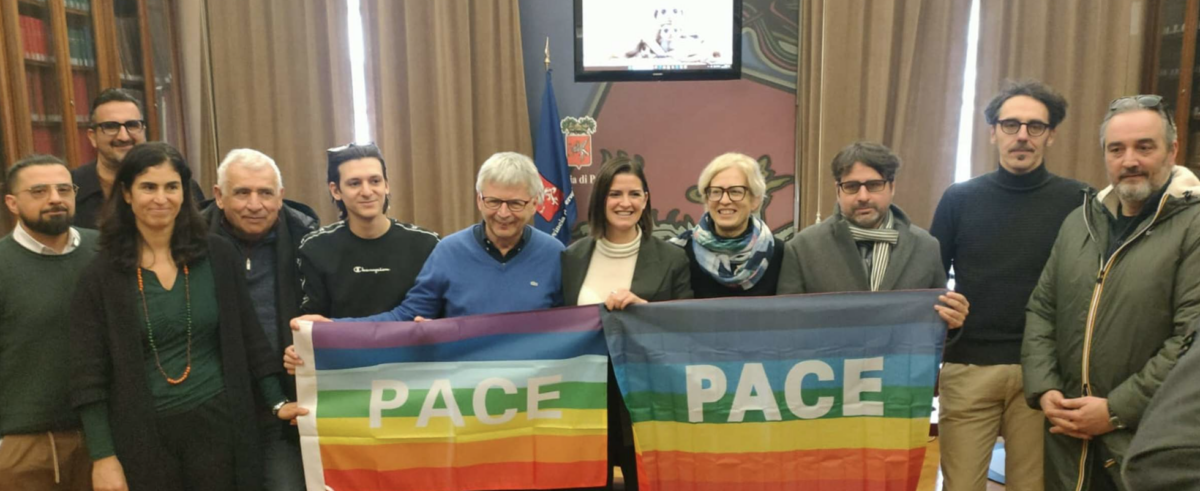 La campagna pacifista "La casa brucia" si confronta con i cittadini di Perugia