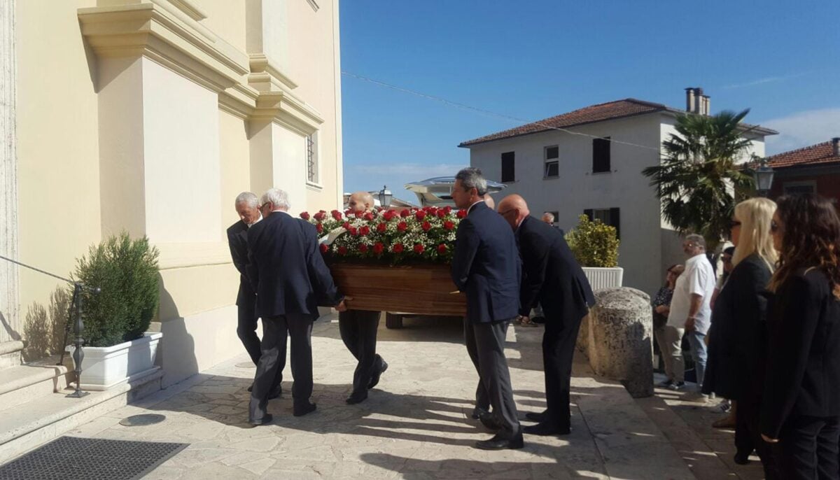 Terni, vittime dell'incendio a Capodanno: i funerali per Anna e Mauro