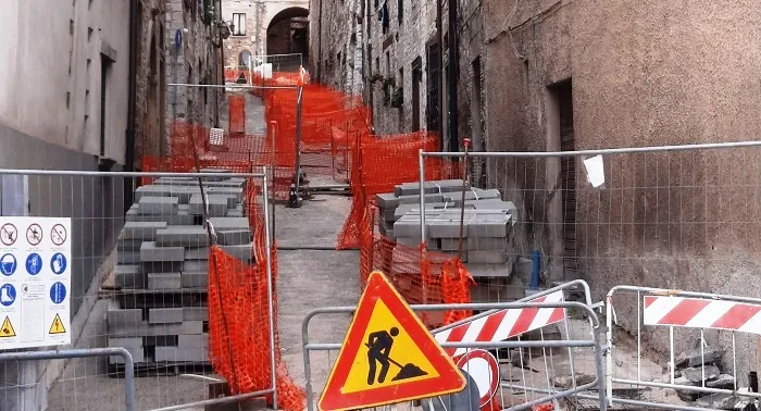 Lungaggini e proteste: Via Fabiani a Gubbio, una riqualificazione ancora in sospeso