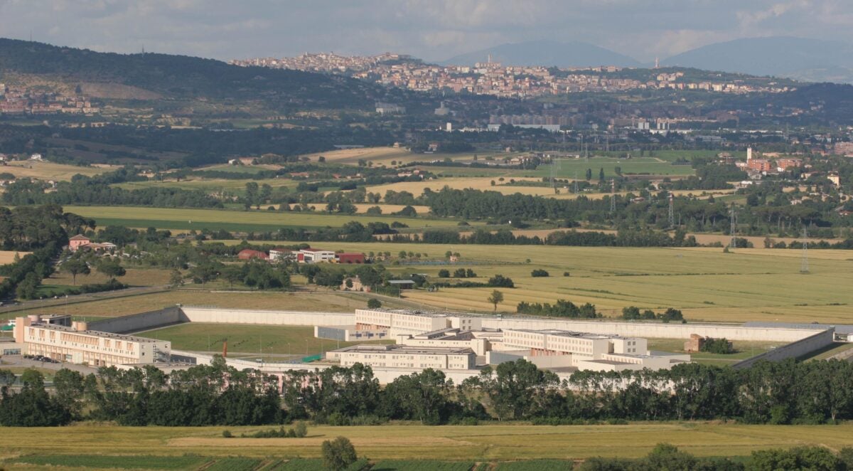 Detenuti provano a sfondare il cancello con un congelatore a Perugia