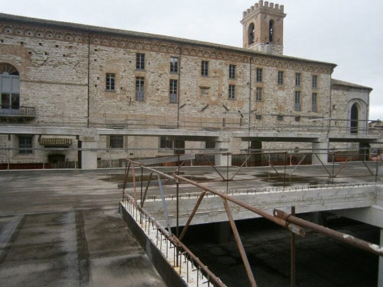 Aggressione al capo cantiere del parcheggio multipiano di San Pietro: episodio di violenza inaudita