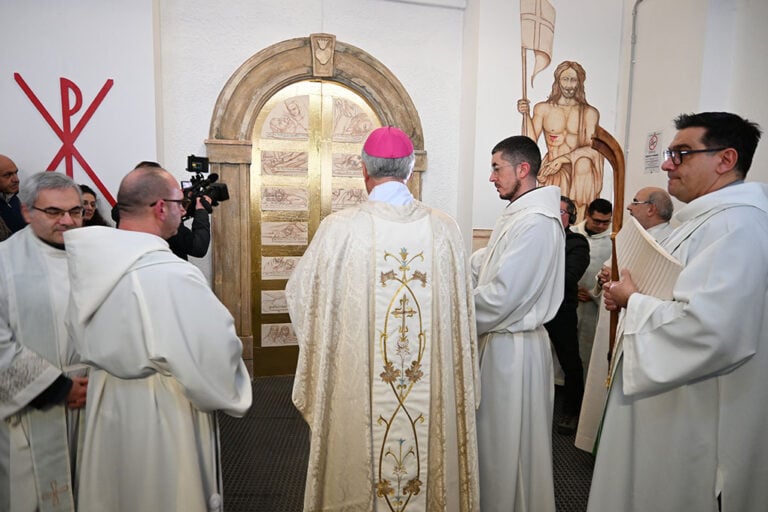 Al carcere di Spoleto i detenuti realizzano una Porta Santa con le immagini del Vangelo e le coperte dei migranti