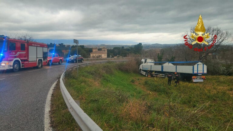 Spoleto, camion fuori strada: incidente mortale per il conducente