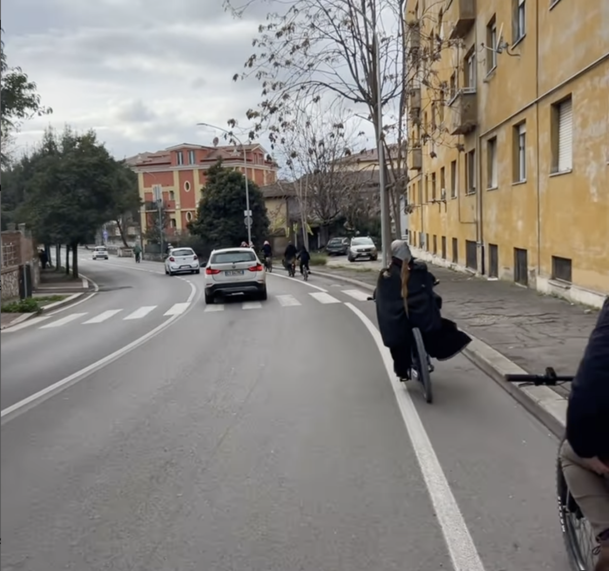 Terni, Bandecchi porta i doni alle case famiglia in bicicletta per la Befana