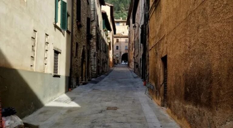 Riapertura di Via Fabiani a Gubbio: dopo ritardi, proteste e l'inquietante incidente del camion sfrenato