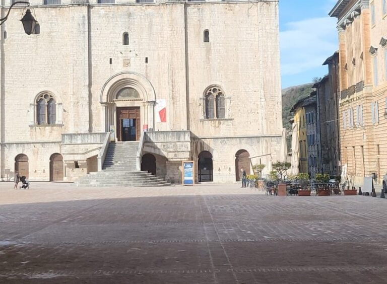 Piazza Grande a Gubbio: salnitro e pavimentazione fragile. Impatto visivo di un patrimonio in crisi